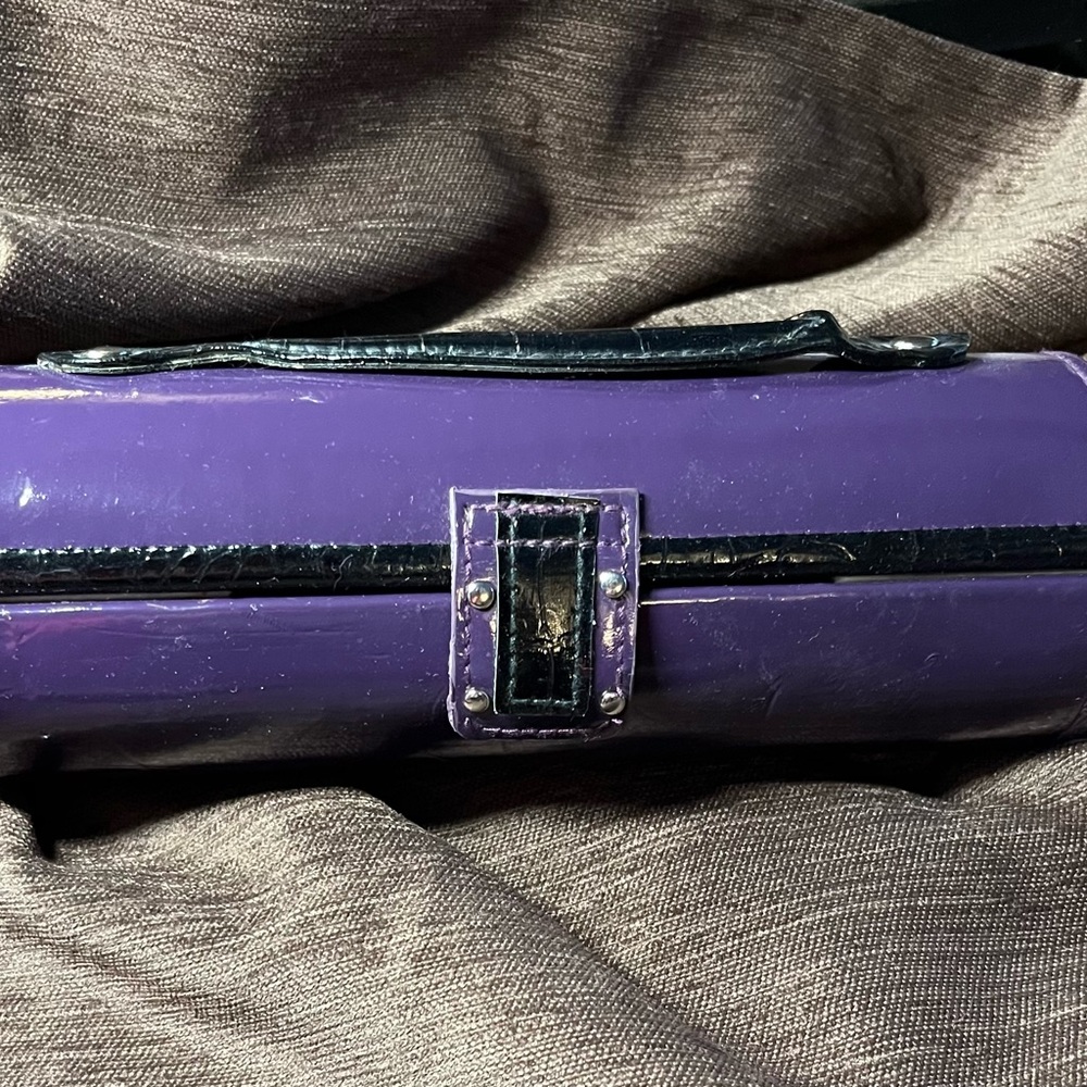 Travel jewelry case with close-able partitions to keep your jewelry in place